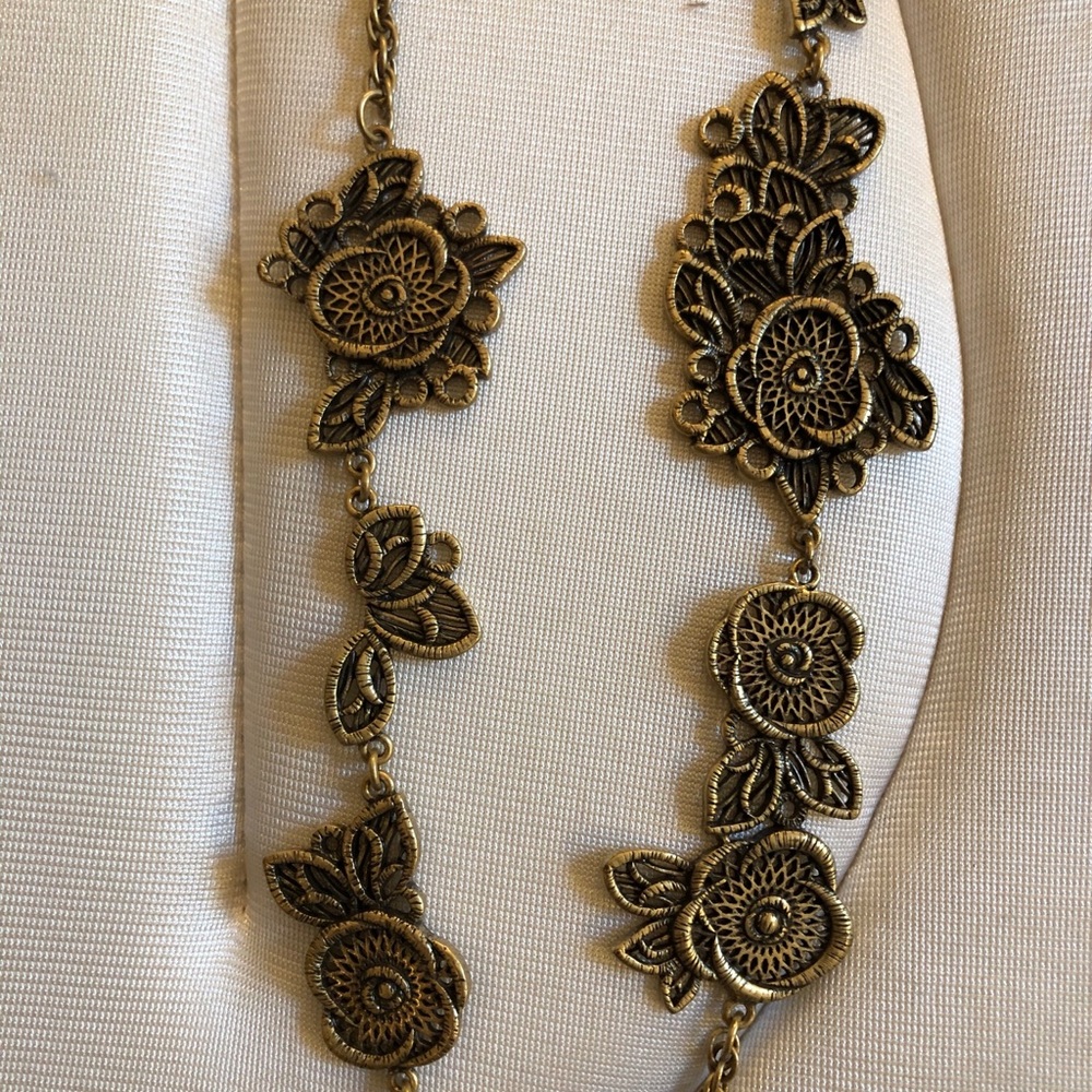 Ann Taylor Necklace - Oblong Lace-like Flowers